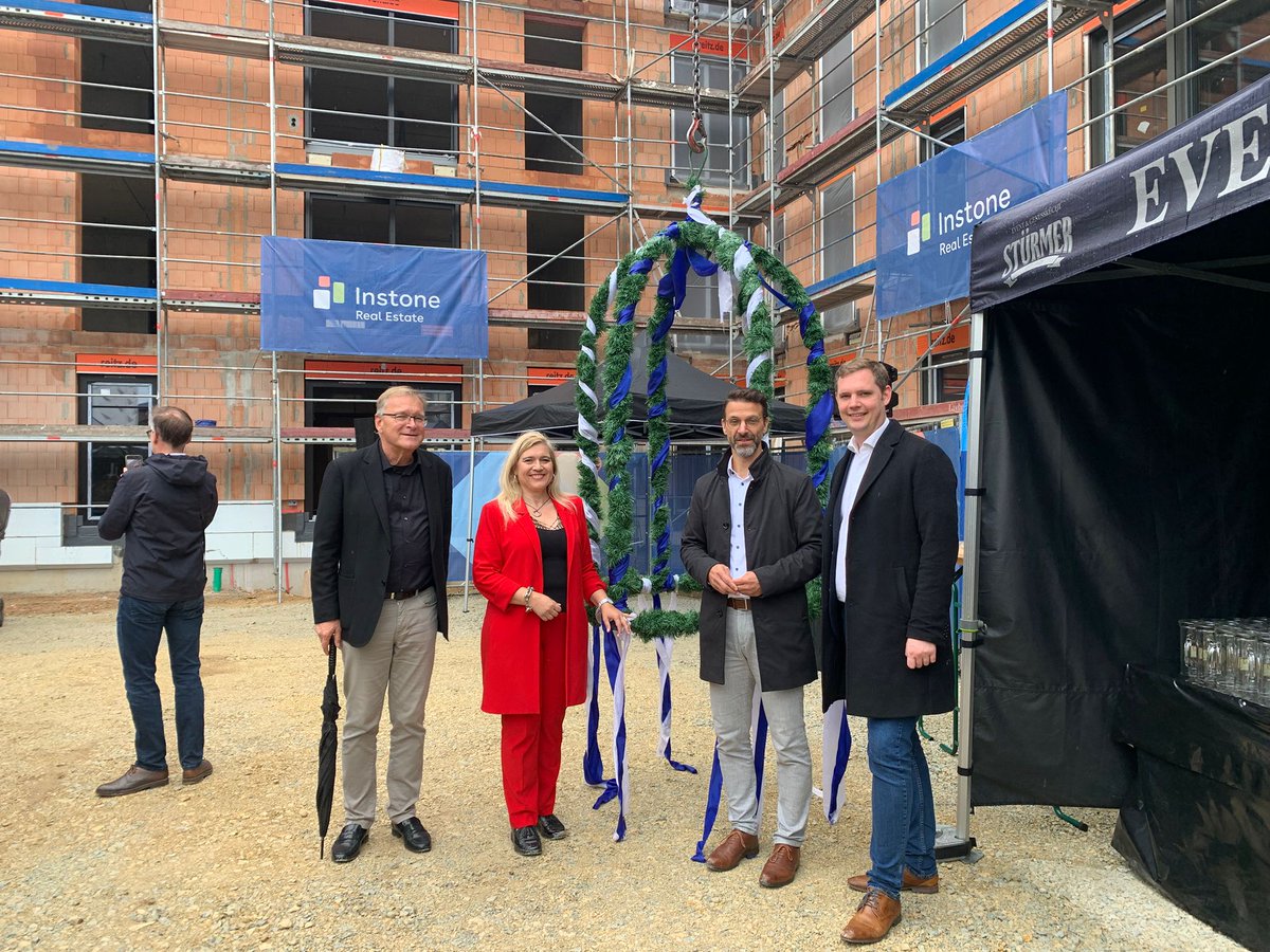 Bamberg schafft Wohnraum:
Auf dem #Lagardegelände entstehen 237 neue Wohnungen – 99 davon durch BayernHeim. Heute: Richtfest des Wohnquartiers Fortuna.
Insgesamt investiert der Freistaat Bayern > 100 Mio. € in das Gelände.
Ich freue mich, wenn das Gelände weiter wächst.
#Lagarde