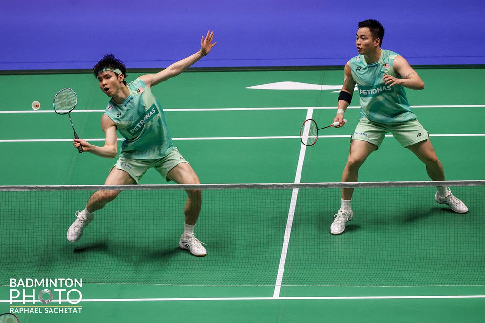 RESULTS: #IndonesiaOpen2025

MD | R32

#DEN🇩🇰 Rasmus Kjaer-Frederik Sogaard def. #MAS🇲🇾 Aaron Chia-Soh Wooi Yik 21-13 19-21 21-18

⏱️59m

#BadmintonMalaysia