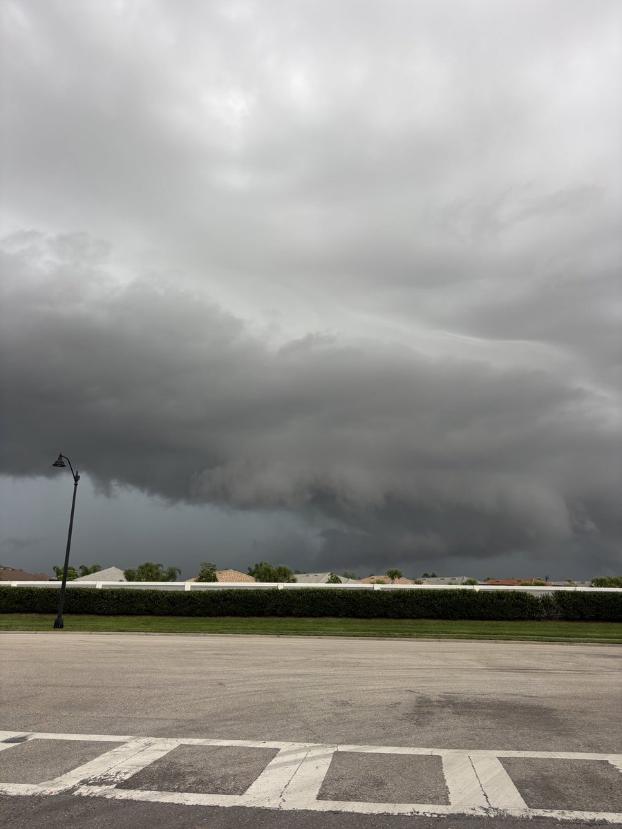 Beautiful storm structure blowing through Fort Myers this morning! #swfl #FLwx