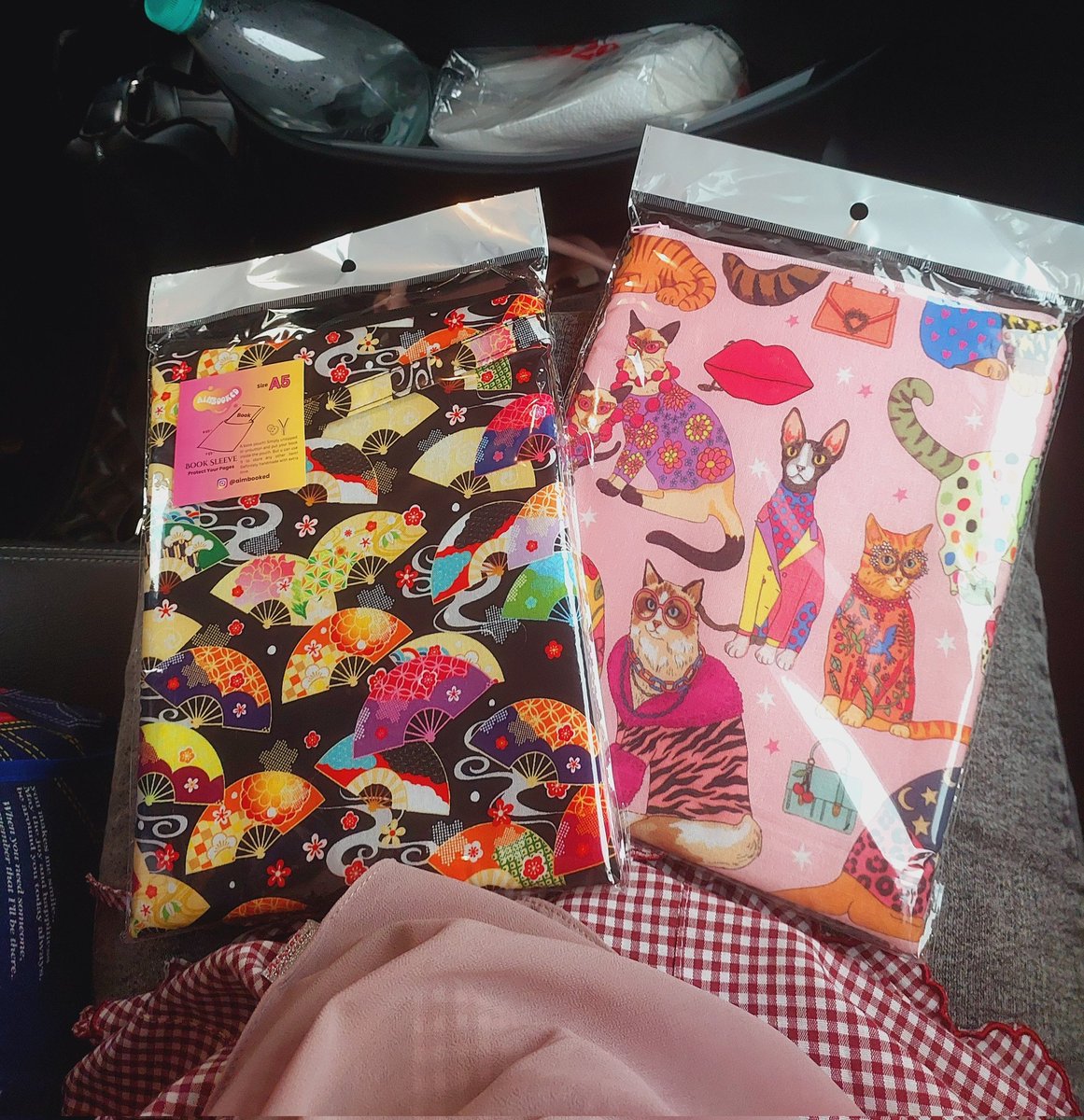 Pilih booksleeve dekat pbakl2025 ❌️
Pilih booksleeve dalam kereta Aish ✅️

Sebab korang dah berebut dekat booth nadee masatu, terpaksalah aku bertenang-tenang je beli lepas pbakl2025. 

Hmmm @Aishreadss