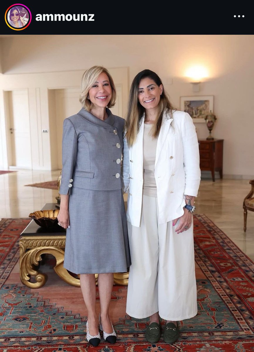 امونز المشهورة بقلّة الأخلاق وبحكي الشارع والمسبات استقبلوها الرئيس والسيدة الأولى لأن ع اساس بتزيد من قيمتهم وبترفع من شأنهم بس ما لاقوا وقت للقاضية غادة عون!!!
قلت عنكم رخاص وصغار ووصوليين من اول نهار وبعدني على رأيي… يا عيب الشوم كيف عم بتشرشحوا منصب الرئاسة!!