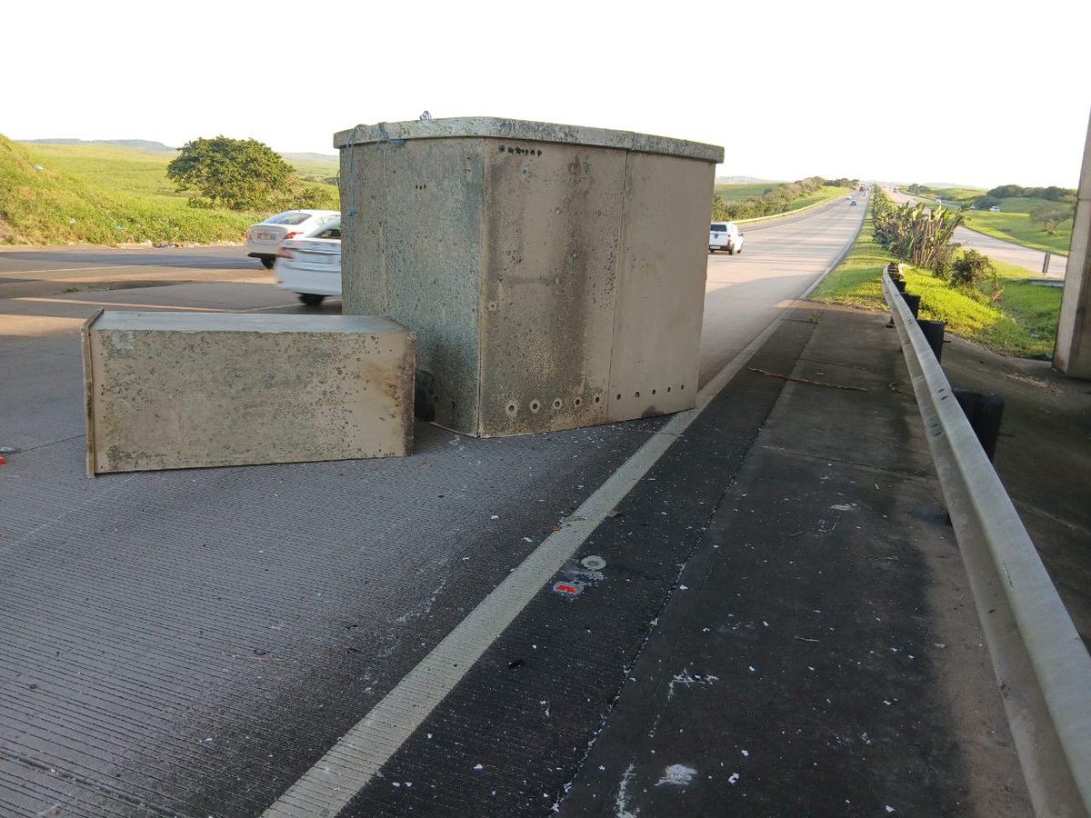 _ArriveAlive's tweet image. Safely Secure Loads during Transport 

tinyurl.com/yfm4qwfq

#ArriveAlive #FreightTransport #Loads
@TruckAndFreight @Dotransport 

[N2 KwaDukuza Interchange, South Bound. The large object in fast lane]