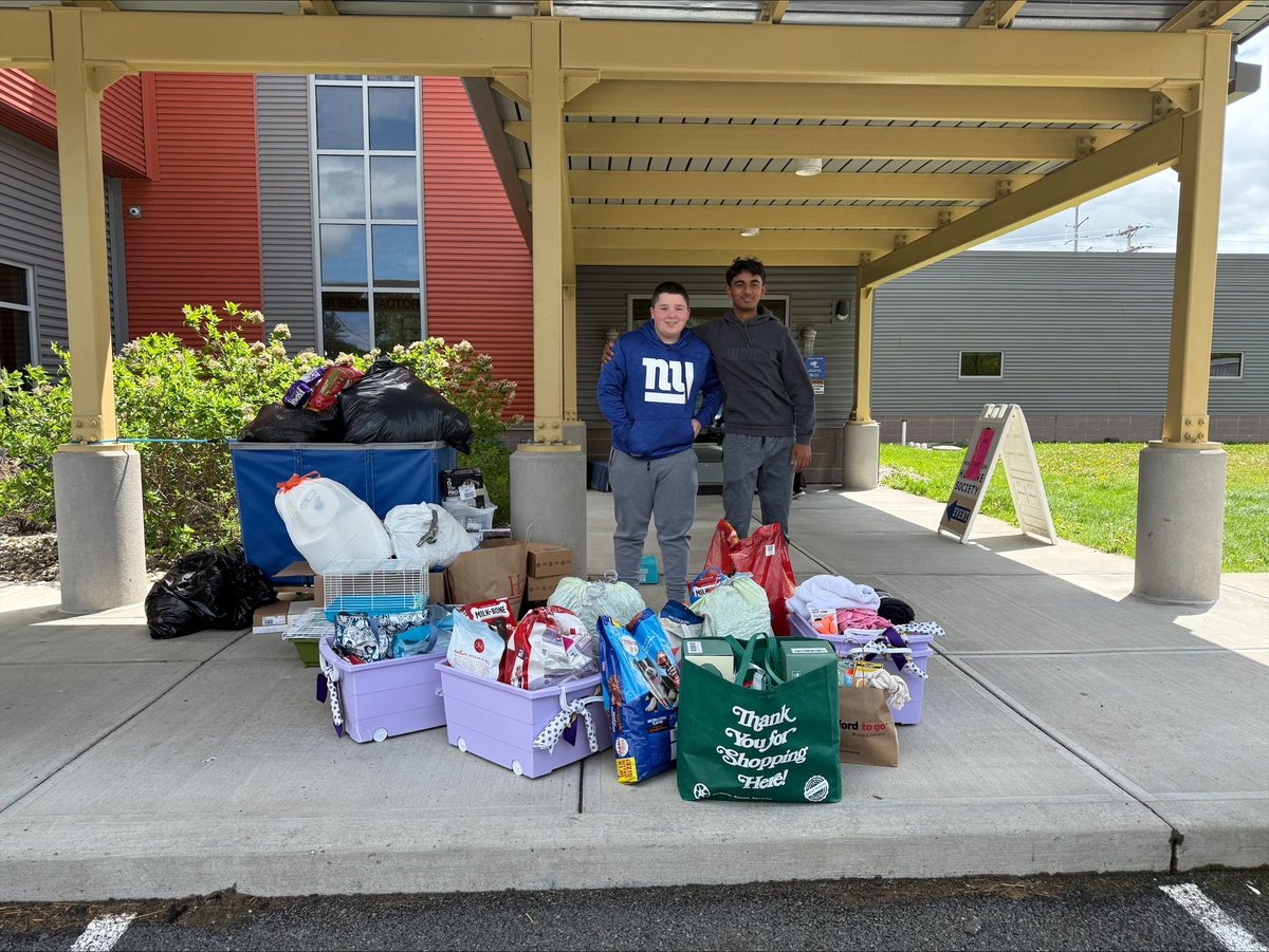 cbaalbany's tweet image. Members of the National Junior Honor Society and the Class of 2027 teamed up to collect donations for the Mohawk Valley Humane Society. The Brothers collected pet food, toys, blankets, towels, cleaning supplies and more. Go Brothers!