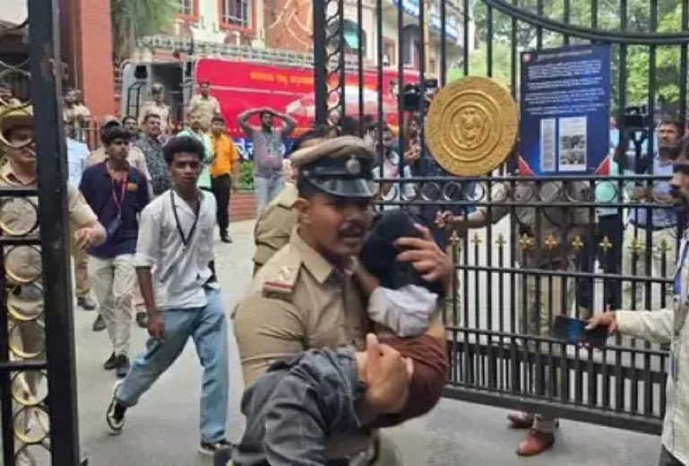 Just got know about Banglore Incident.Its not the Mistake of either Rcb Management or Govt of KA

its an unfortunate thing.Atleast from now onwards every state Govt must take proper measures for huge public gatherings

Pls dont use this to troll them !

Condolences💐 
#Bengaluru