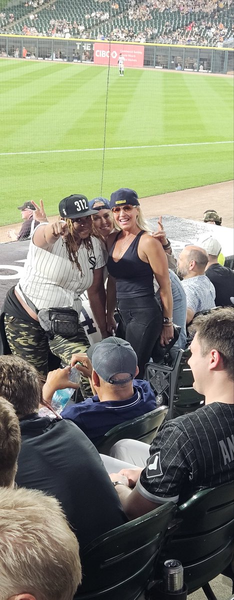 When you encounter visitors at the RATE who absolutely loves #SoxChicTheArtofHeckling  &amp; want to express their emotions about their own #SoxChicExperience bcz they love your energy &amp; vibe. Idk about you but I've seen some amazing 👏 White Sox wins this year! Priceless. #SoxChic
