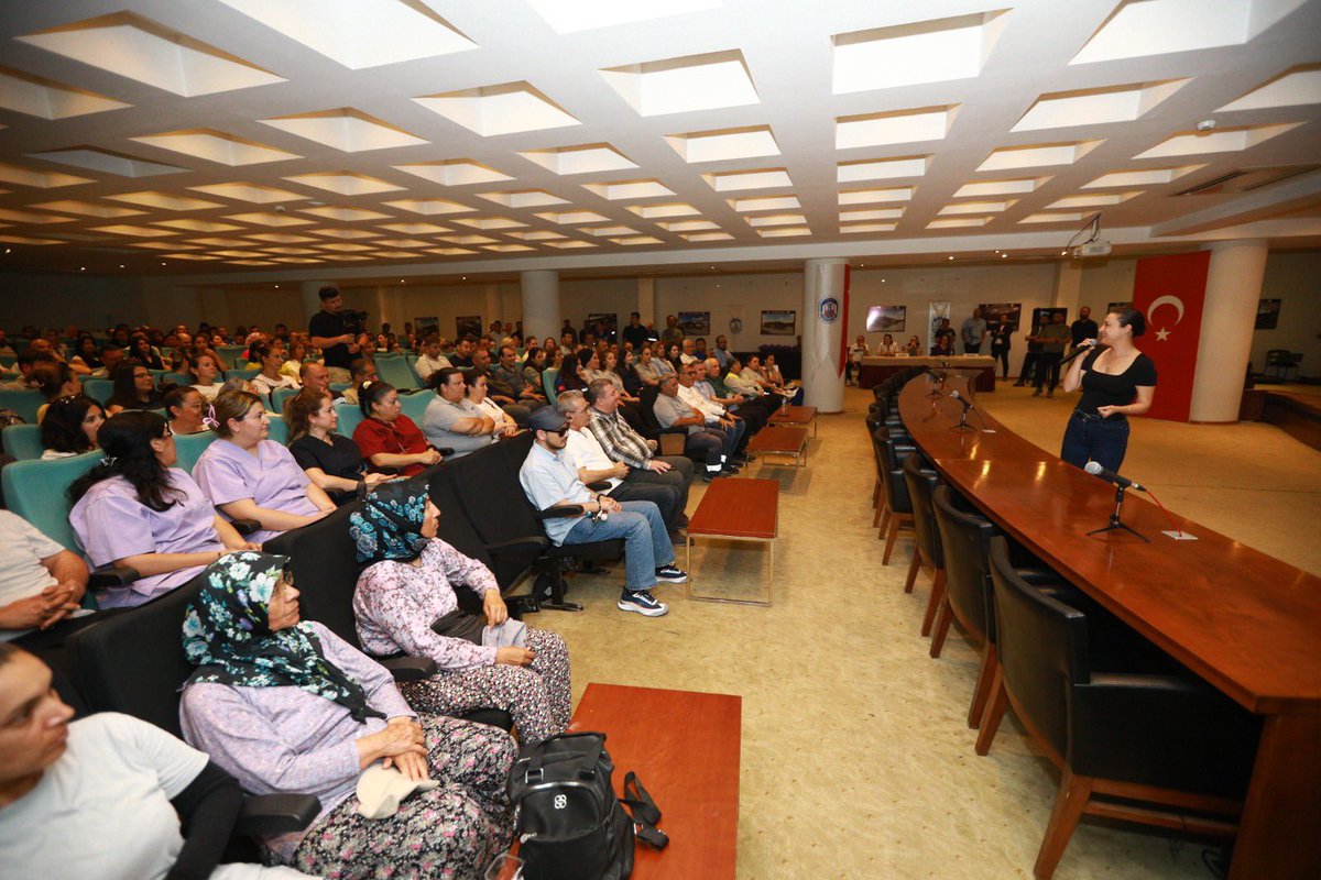 Belediye emekçilerimizle bayramlaştık bugün. Birlikte hem yaşadığımız zorlukları hem de önümüzdeki süreci konuştuk. Tüm bu zorluklara rağmen yapacaklarımızdan, birlikte atacağımız adımlardan söz ettik. Bugünler, her bir belediye emekçisinin ne kadar kıymetli ve vazgeçilmez