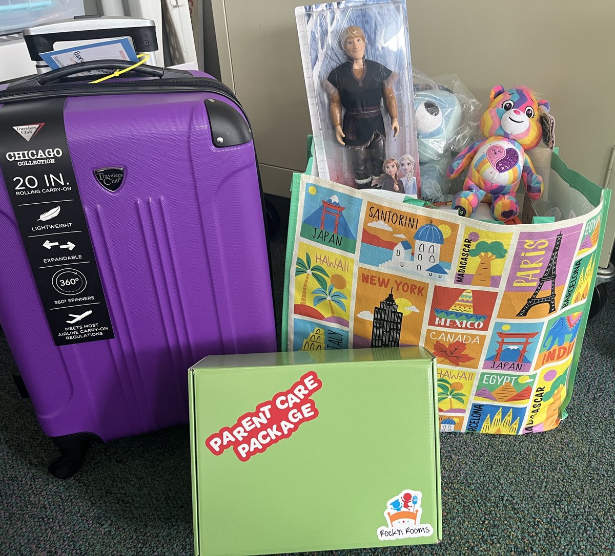 ShrinersPDX's tweet image. A big Shriners Children's Portland THANK YOU to Rock'n Rooms. They donate room decorations, activity kits, toys, parent support boxes and even suitcases so that our international patients can take these items home with them! You make a huge difference, and we appreciate you!