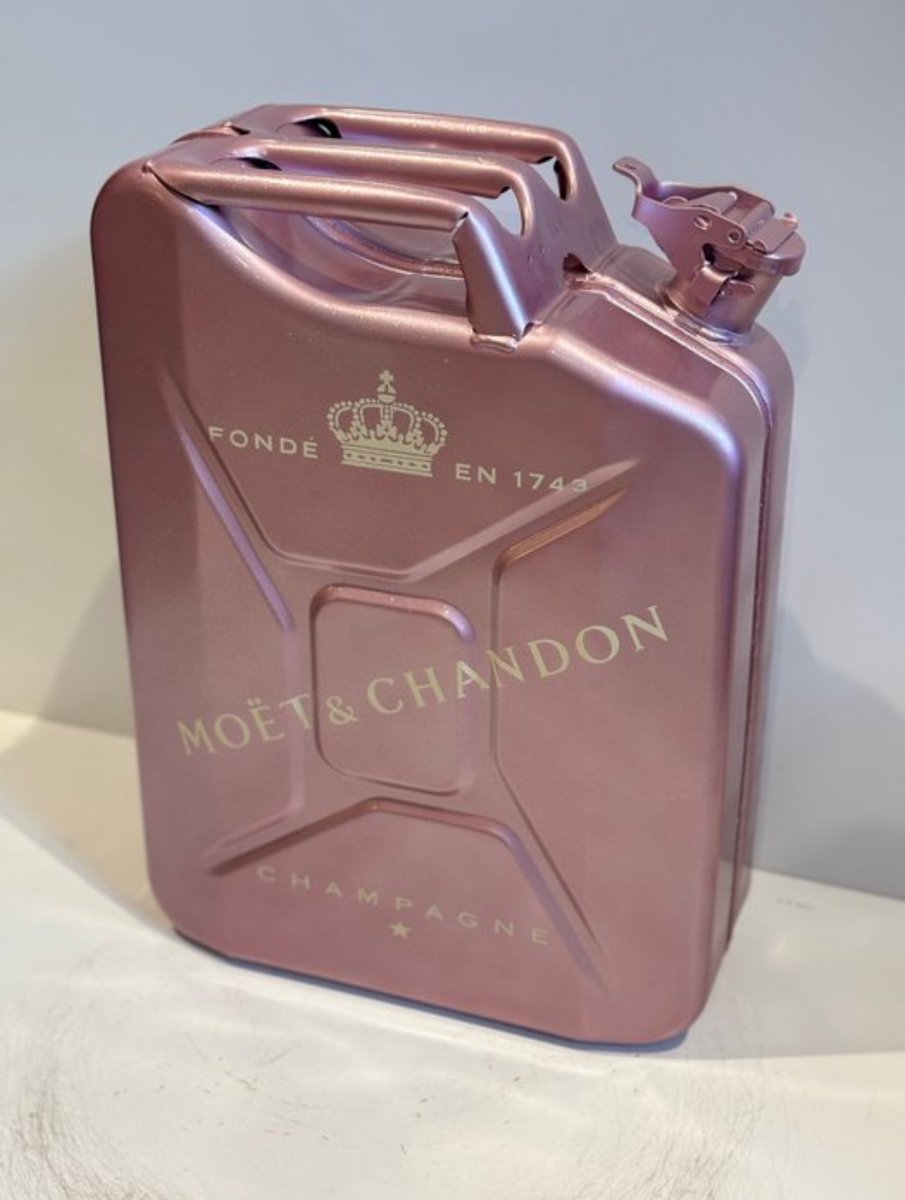 patrik_siegl's tweet image. Made purchase of lifetime
#MoetAndChandon