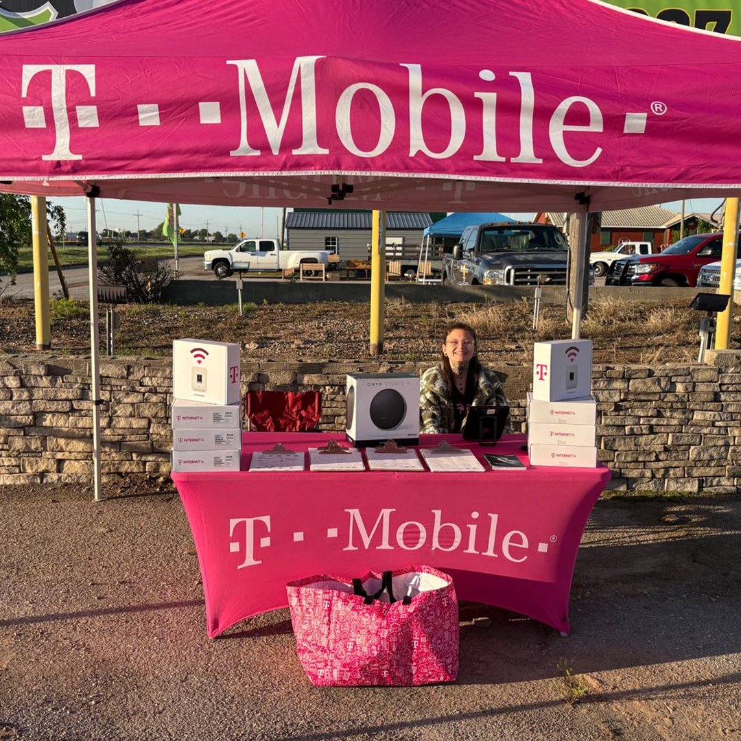 The team in Chickasha, OK hit the pavement to host a #TentEvent in their local community! 😎☀️

🏪 Stop by the store for amazing customer service and help with all things #TMobile!
2123 S 4th Street
Chickasha, OK 73018
(405) 900-4344

#PhoneUpgrade #LocalMarket #ChickashaOK