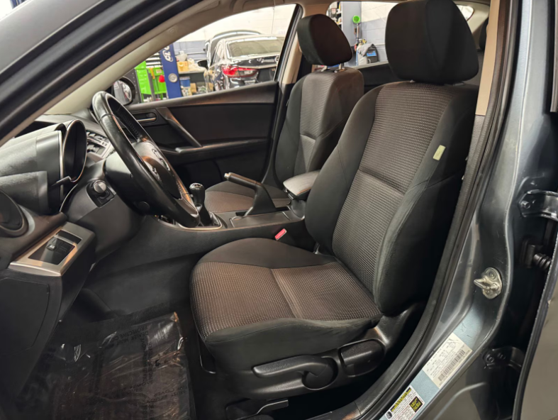 AnnapolisMazda's tweet photo. This pre-owned 2013 #Mazda3 hatchback has one previous owner, a 6-Speed SKYACTIV-MT Manual transmission, and delivers 27/38 MPG. 

See full vehicle details: https://t.co/FlRDNvapZx https://t.co/wbyb9FC1iQ
