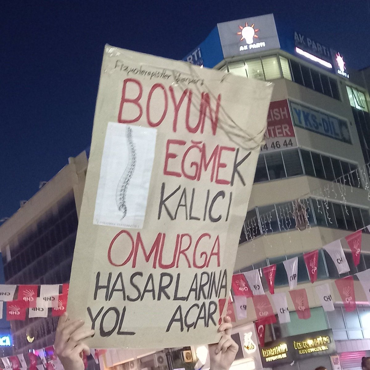 CHP'nin Gaziosmanpaşa Mitingi'nden bir pankart:

"Boyun eğmek, kalıcı omurga hasarlarına yol açar."