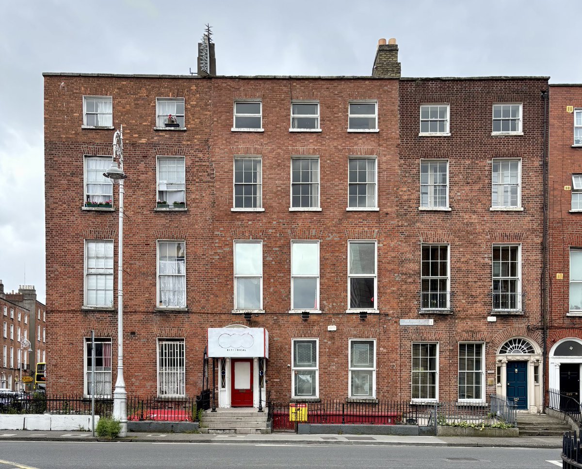 The former DID Electrical on Mountjoy Square, a local institution, is for sale. Behind the famous gawky porch tacked over the original doorcase and fanlight is a fine three-bay Georgian house which, given the vicissitudes of its history, retains remarkably intact interiors 🧵
