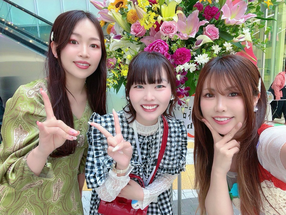 sennohanachika's tweet photo. おはよう🌞先日のTHE MUSIC BOUQUETの出演者の皆さんと📸
出演者さんやスタッフさんがみんなめちゃめちゃあたたかくていろいろ手助けもしてくださりとっても助かりました🥹✨🎹
初めましての方ばかりでしたがみんなで和気藹々なイベントで最高に楽しかったです✌️💐
またどこかでご一緒できたらいいな✨ https://t.co/dQbj4MnK07