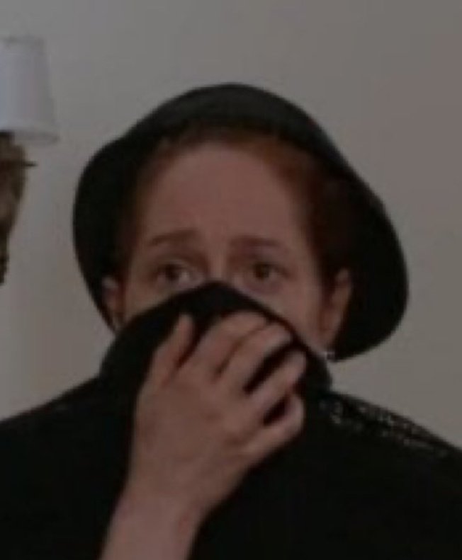 Ρε συ Πέτρο. Δεν μπορούσες και εσύ να μεταμφιεστείς σαν την Αγγέλα να μην σε αναγνωρίσει ο γιατρός; 🤣🤷#grandhotel