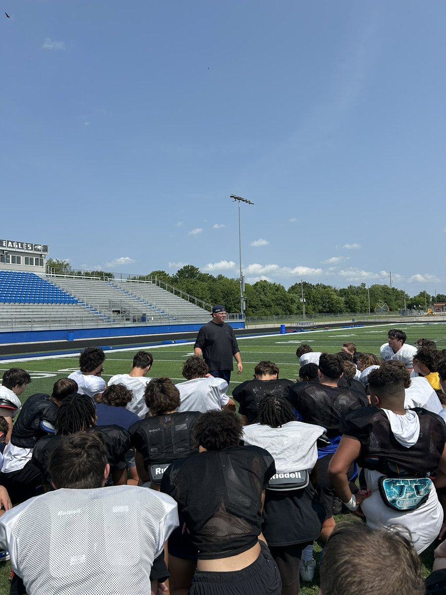 GVEagleFootball's tweet image. Day 3/5 ✅
First day of shells, popping some pads and working on our technique.
Ty Williams, Blake Robinson
Two alumni came back today and paid their dues.
Ty talked about compliancy and not being happy with where you are!
Blake talked about being grateful for everything! #🦅