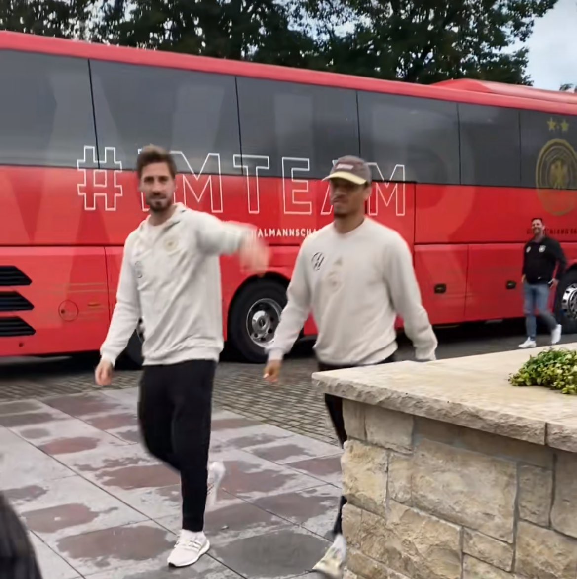 galachaya's tweet photo. 🚨🚨| SANE VERNEINT MÖGLICHEN TRANSFER ZU GALA?

Dialog zwischen Leroy Sane und einem Galatasaray Fan heute vor dem Nations League Halbfinale Deutschland-Portugal:

Fan: Leroy come to Galatasaray

Sane: Halt die Fresse! https://t.co/dTTuWcboV0