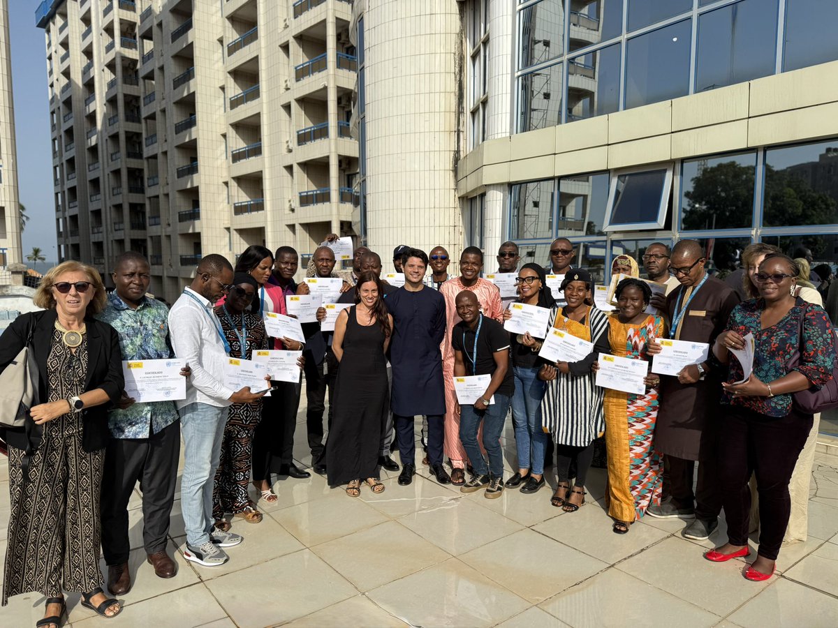 EmbEspGuinea's tweet photo. @UGANC_Guinee @Alfa_kabi @lac_conakry Asimismo, el Embajador ha clausurado, en la sede de @ONUGuinee, el curso de idioma y cultura españoles para el ámbito multilateral organizado por la Embajada, en el que han participado @OIMGuinee, @PNUDGuinee, @UNICEFGuinea y otras agencias de la Organización. https://t.co/MIDyKLHQ60