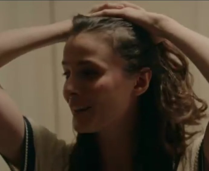 -amirini tehdit ediyor
-eşref'e hastalıklı derecede takık
-yardımcısını öldürdü
-masum kızları tehdit ediyor

her bölüm daha da çirkinleşiyor..çiğdem hayatımda gördüğüm en ruh hastası karakterlerden

#eşrefrüya