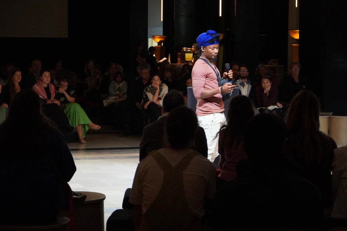 PEROUparis's tweet photo. @TheatreChaillot 27 mai : Mohamed Senessie, rescapé de la traversée, secouru par @SOSMedFrance , concepteur du Navire Avenir. Images : Elsa Ricq-Amour
#navireavenir https://t.co/AonbwAuGXn