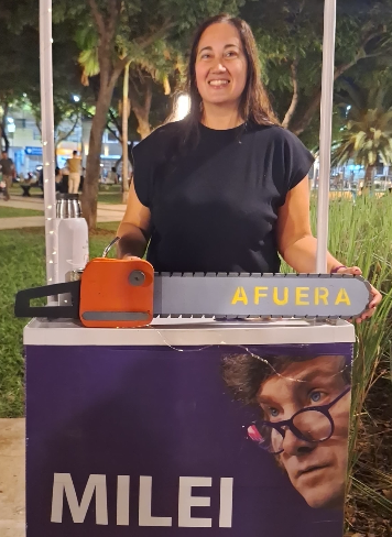 ▶️Poco después dio el salto a LLA, y con él desembarcó también su entorno más cercano: su pareja, su cuñada, su suegra, su padrastro y una ONG — “Fundación GEA – Madre Tierra Mitología Griega” – que hoy aparece recibiendo millonarias donaciones de mercadería incautada.💰🔥