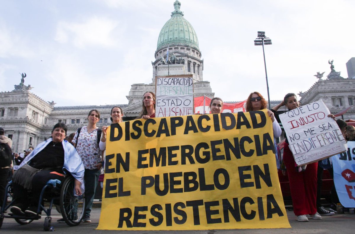 La movilización en Congreso es inmensa. Colectivos de discapacidad, Garrahan, de #NiUnaMenos se unen a los jubiladxs en su día de resistencia. Por abajo hay enorme voluntad  para frenar a este gobierno. La fuerza de la calle contra la especulación y gobernabilidad del palacio.