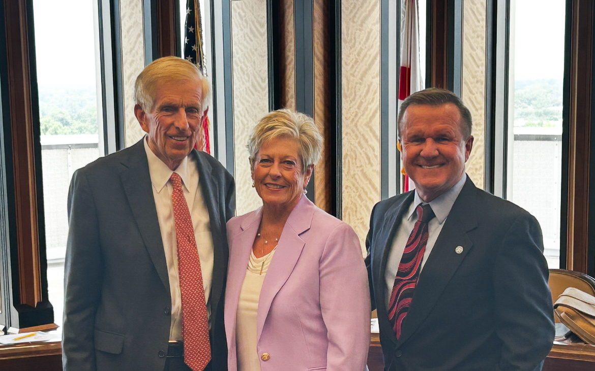 myAEA's tweet image. 🎊 CONGRATULATIONS 🎊 to NEA-Retired President and former AEA President Anita Gibson on being elected as Vice-Chair of the Teacher Retirement System (TRS) Board. Gibson, pictured with RSA CEO Dr. David Bronner and TRS Board Chair Ricky Whaley, was unanimously elected during…