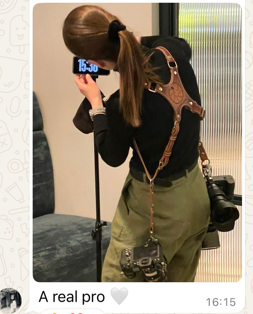 "A real pro🤍" написала девушка, скинувшая эту фотографию в чат.

(На этом фото я с проклятиями пытаюсь понять как анлокнуть ёбаный айфон в горизонтальной позиции и какого хрена он выдаёт заставки, которых никогда не было в вертикальной)