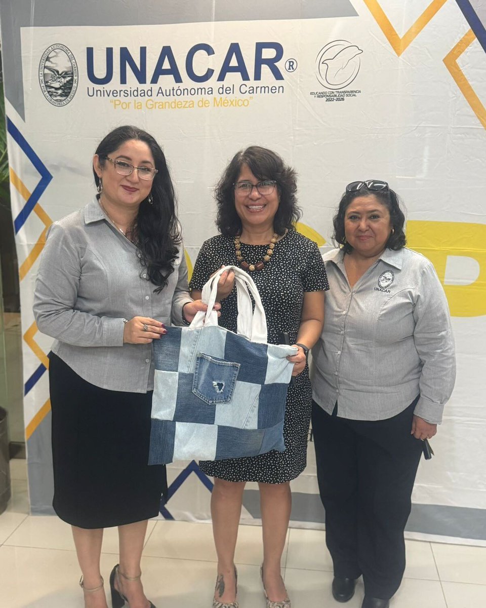 UNACAR's tweet image. #ReciclajeCreativo
Estudiantes de la Escuela Preparatoria 19 de la Universidad de Guadalajara (UdeG) presentaron el proyecto de bolsas recicladas hechas con ropa en desuso durante la visita que realizó personal de la Universidad Autónoma del Carmen @UNACAR como parte de la