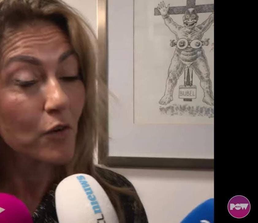 Miss_Royal73's tweet photo. Het is toch op z'n minst vreemd te noemen... 🙄🤔 

Ten eerste deze ziekmakende 'kunstwerken' aan de muur in een overheidsgebouw. En dan ook nog eens precies voor díe muur het halve kabinet interviewen... 🎤 #GregoriusNekschot 🖼 #kabinetsval https://t.co/LUYcCpjtOh