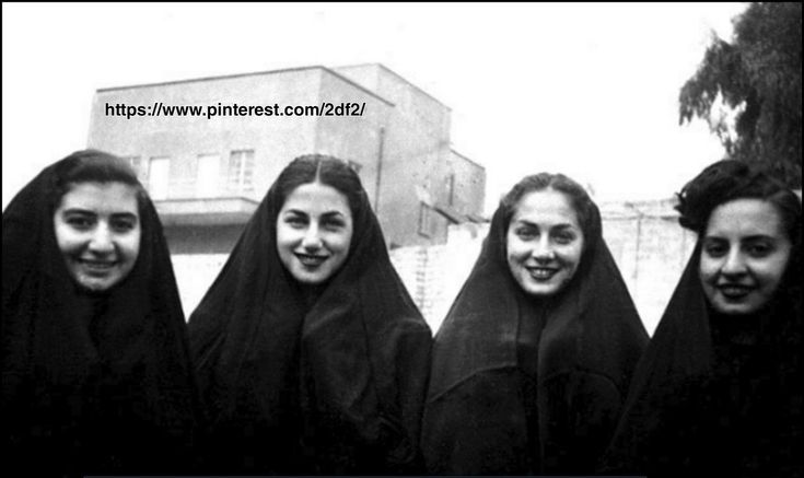 أولًا سُمّيت العباءة بـالزينبية ليس لأن السيدة زينب ارتدتها بل لأن السيدة زينب رمز العفة والعباءة ترمز إلى العفة أيضًاثانيًاالعباءة من أبرز مصاديق الحجاب الإسلامي ولا أدري لماذا يتحسس البعض منها ثالثًا ارتدت المرأة العراقية العباءة منذ أكثر من قرن من الزمن وهي زي عراقي تراثي أصيل