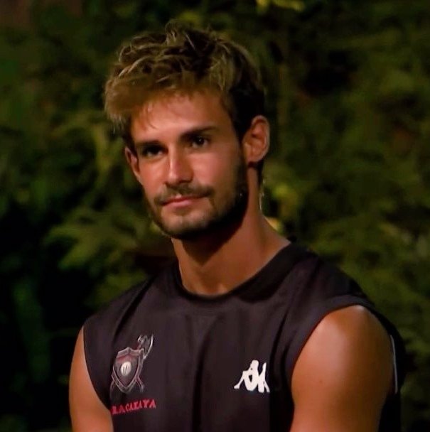 yaşadığı türlü türlü şiddetlerde
yediği mobinglerde
düştüğü yerlerde 
asla ama asla pes etmeyen delikanlı
bu sene gülen sen olacaksın

YolunSonu ŞampiyonKaracakaya