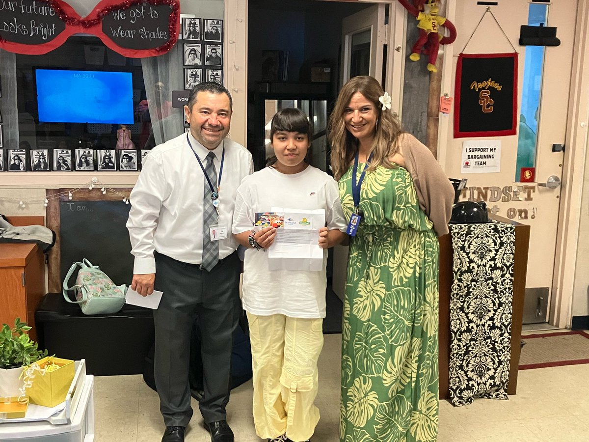 MariaPreci17531's tweet image. Congratulations to our 6th grader, Ana for winning a family four pack to Sesame Street Waterpark for having perfect attendance. Every day counts! Thank you Mr. Espinoza for recognizing our Pence Penguin student. @sbusd_news #pencepenguins #sbusddreambuilding @Supt_SBUSD