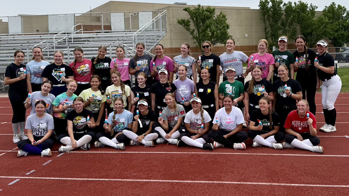 LSW_Softball's tweet image. 3 great days of LSW Softball camp. Finished day 3 off with continuing the tradition started by coach Watt and coach B, red, white, and blue bomb pops!