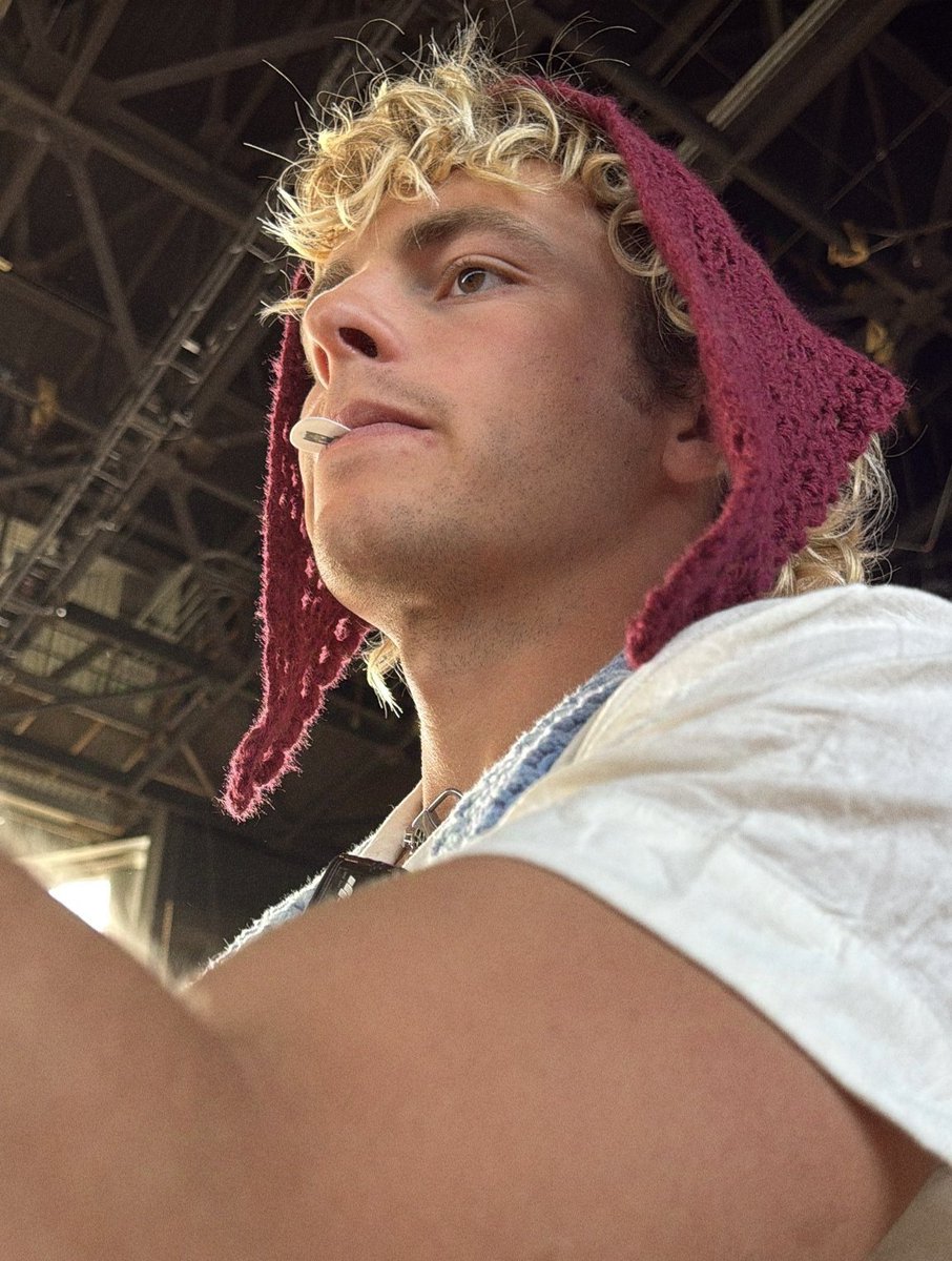 honey-brown eyes and blonde curls 🥲