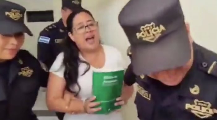 ACLAREMOS UNAS COSAS

1 - Esta persona no está detenida por ser Defensora de DDHH (que no lo es) sino por ser ex funcionaria

2 - Su inocencia no la dictaran sus cheros o alguna ONG sino un Juez

3 - Las pruebas no se presentan en las redes sociales sino en el Juzgado