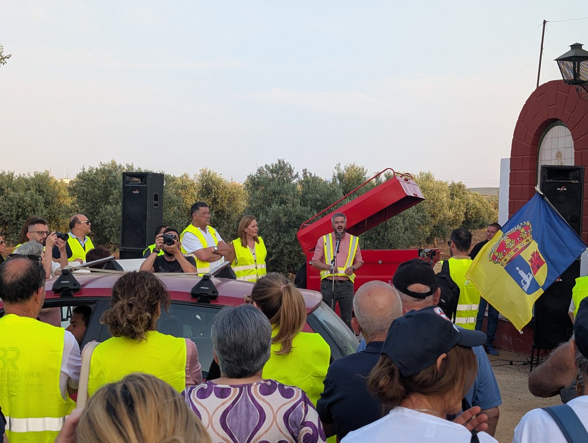 🔴 Hoy corte de carretera en la A-407. La carretera en peor estado de Sevilla y Andalucía.

🛣️ Frente a las políticas de recortes de lo público de Moreno Bonilla, nuestro alcalde de Fuente de Andalucía y nuestra asamblea de IU Lantejuela por una carreteras dignas para la comarca.