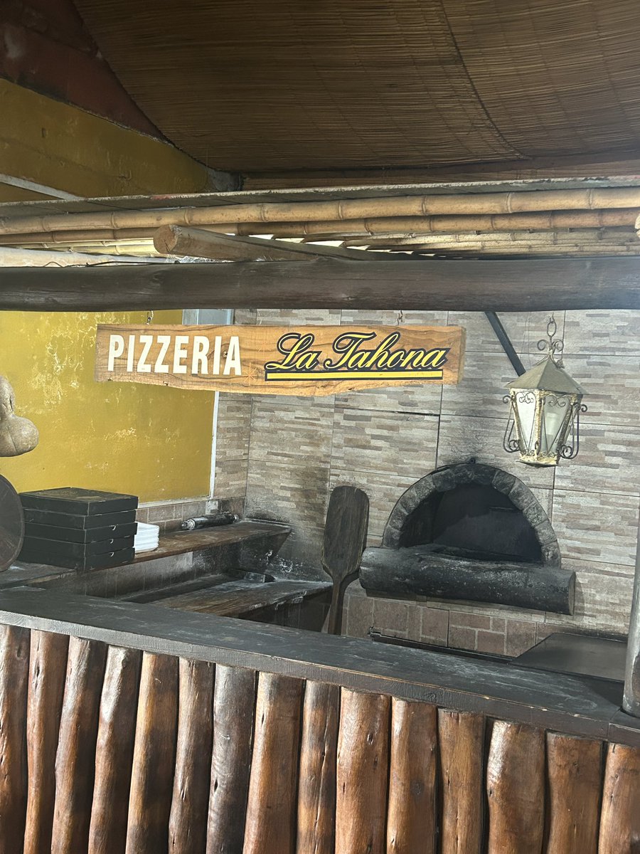 Parrilla y pizzería en Solís la Tahona a una cuadra de la principal recomendable