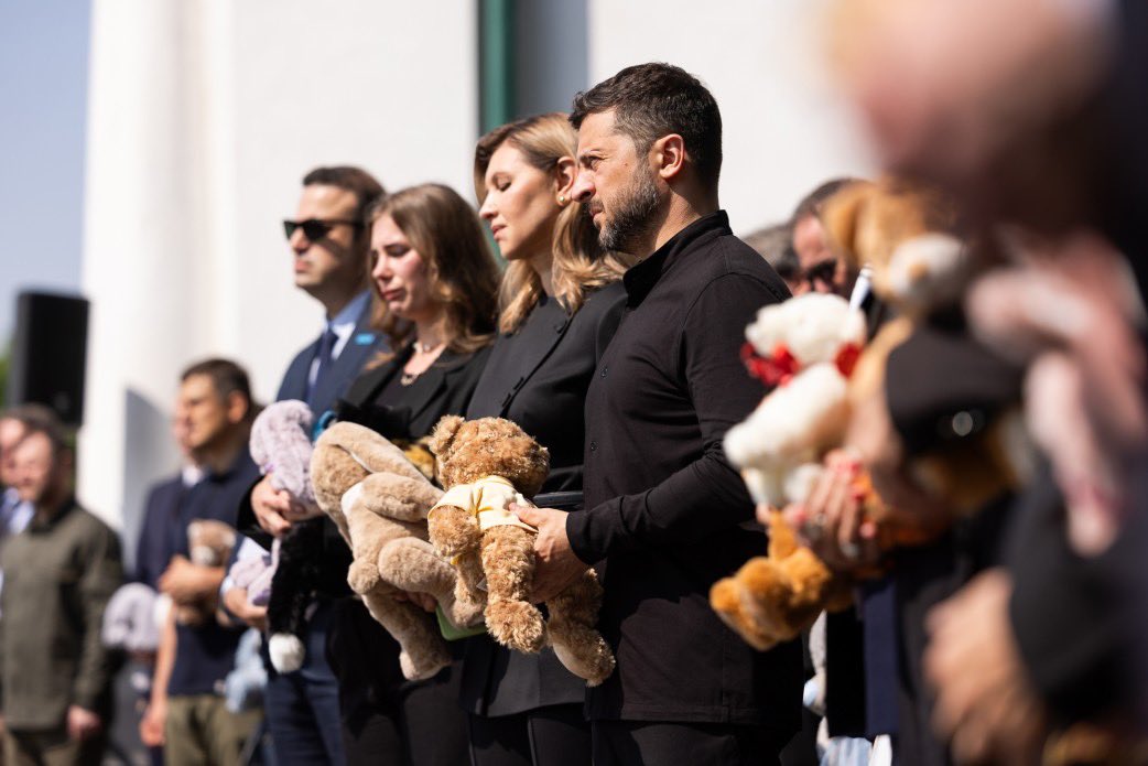 IrlEmbUkraine's tweet image. Today, Ukraine marked the Day of Remembrance for Children Killed as a Result of the Armed Aggression of Russia against Ukraine. Amb. Conlon participated in a poignant event addressed by @ZelenskyyUa & @ZelenskaUA to honour the memory of all those killed, at least 631 since 2022.