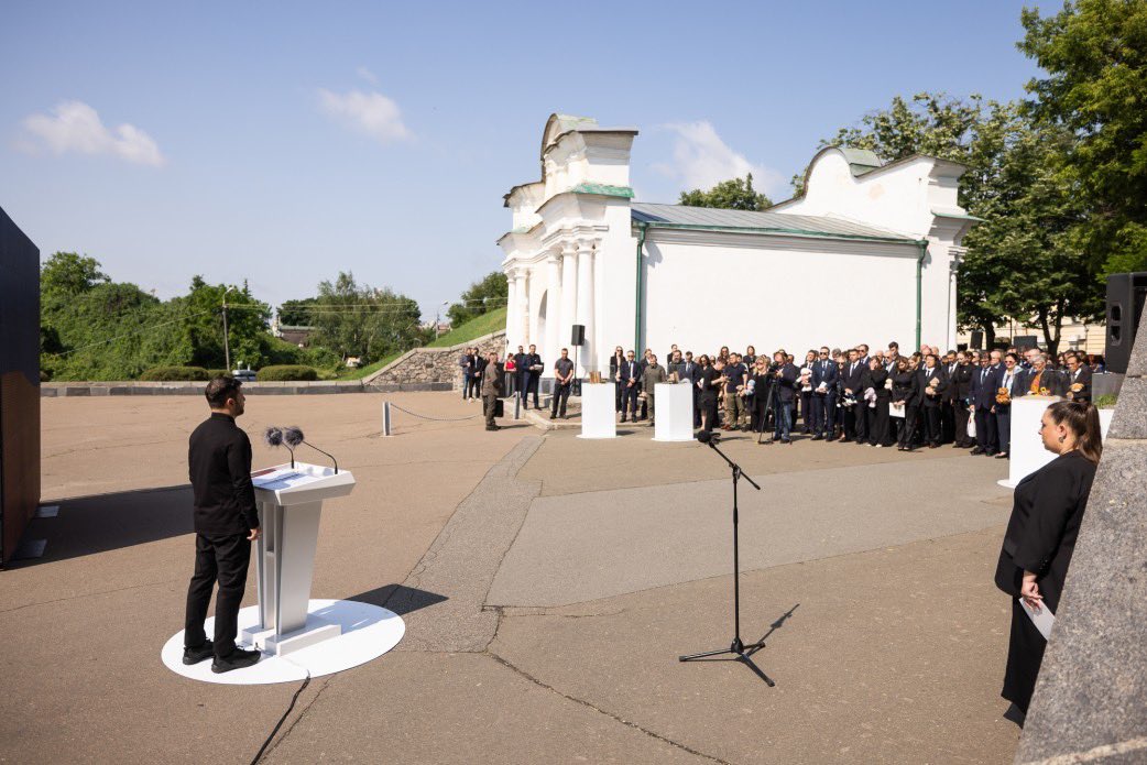 IrlEmbUkraine's tweet image. Today, Ukraine marked the Day of Remembrance for Children Killed as a Result of the Armed Aggression of Russia against Ukraine. Amb. Conlon participated in a poignant event addressed by @ZelenskyyUa & @ZelenskaUA to honour the memory of all those killed, at least 631 since 2022.