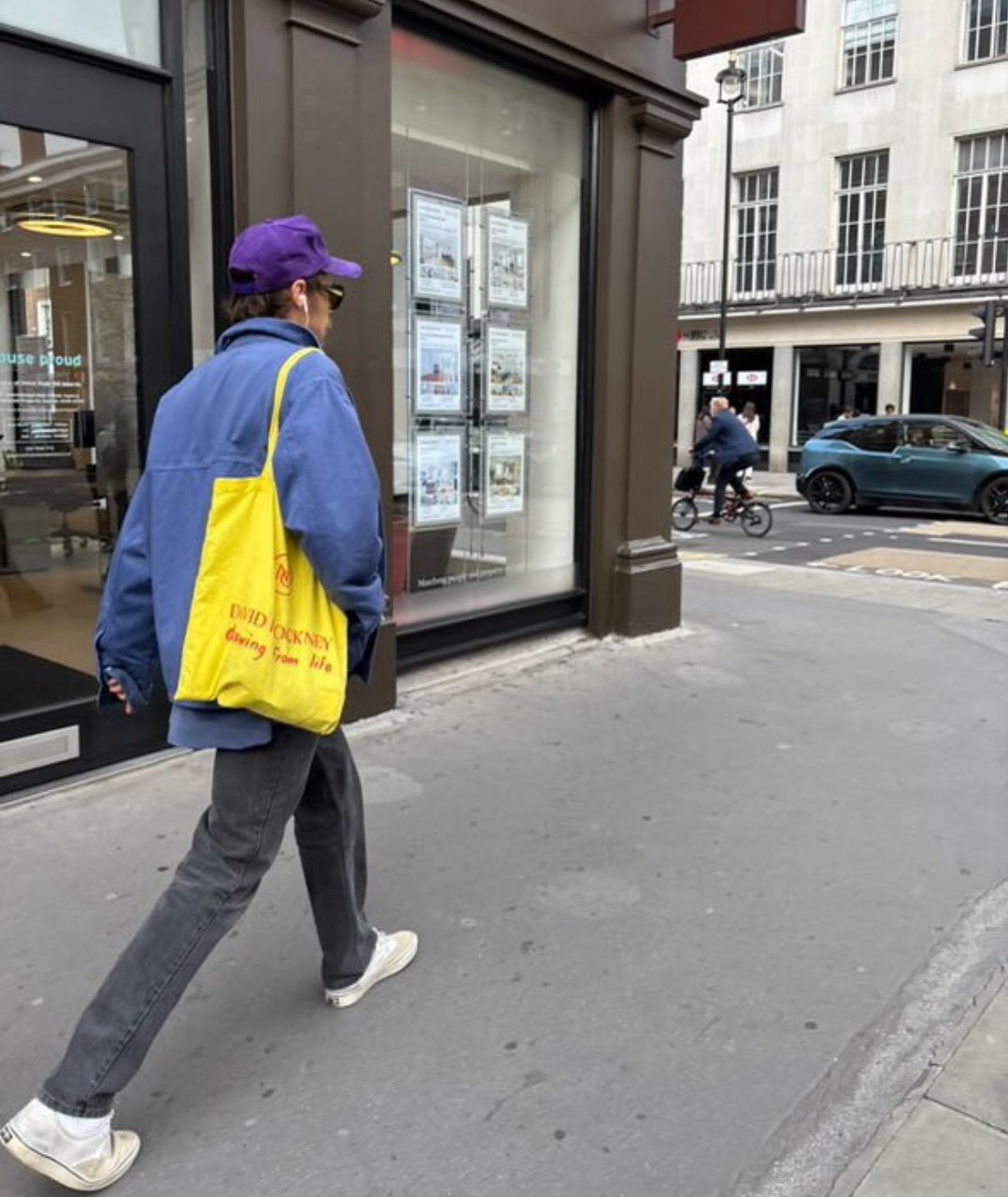 Gsn68yXXIAAMa6h?format=jpg&name=large The Most Viral Photo Today: Harry Styles Walking in London, But You Won’t Believe This Detail!