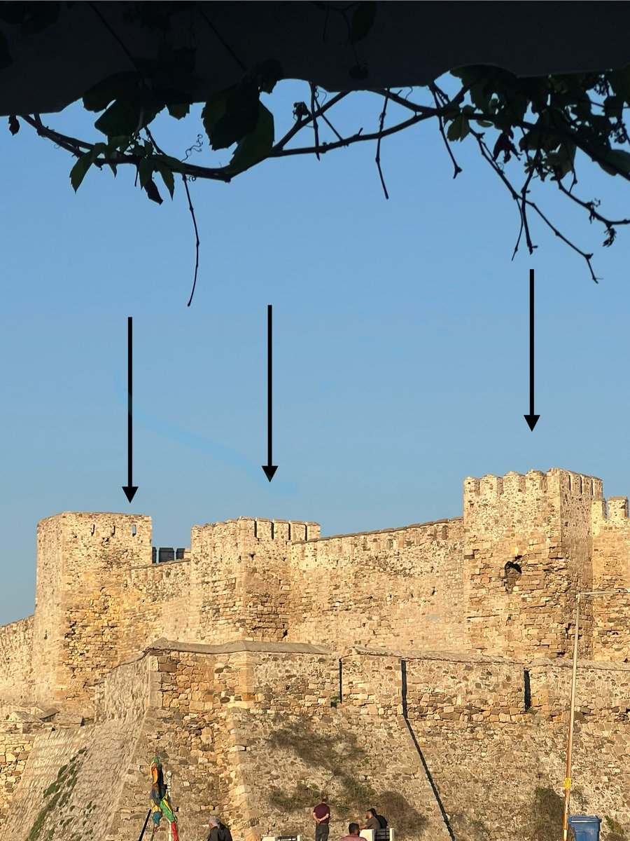 BurakTenedos's tweet photo. Bozcaada Kalesi yok oluyor
Fatih Sultan Mehmet’in onardığı, Venedikllrden  kalma bu tarih yapı çöküyorDenize bakan surlar ve iç kalede ciddi yıkım var
@TCKulturTurizm @mehmetnurisert @RTErdogan lütfen sesimizi duyun
Bu miras restorasyon beklyor 🇹🇷
Fotoğraf büyütülürse görülebilir https://t.co/8jMwX4ImMD