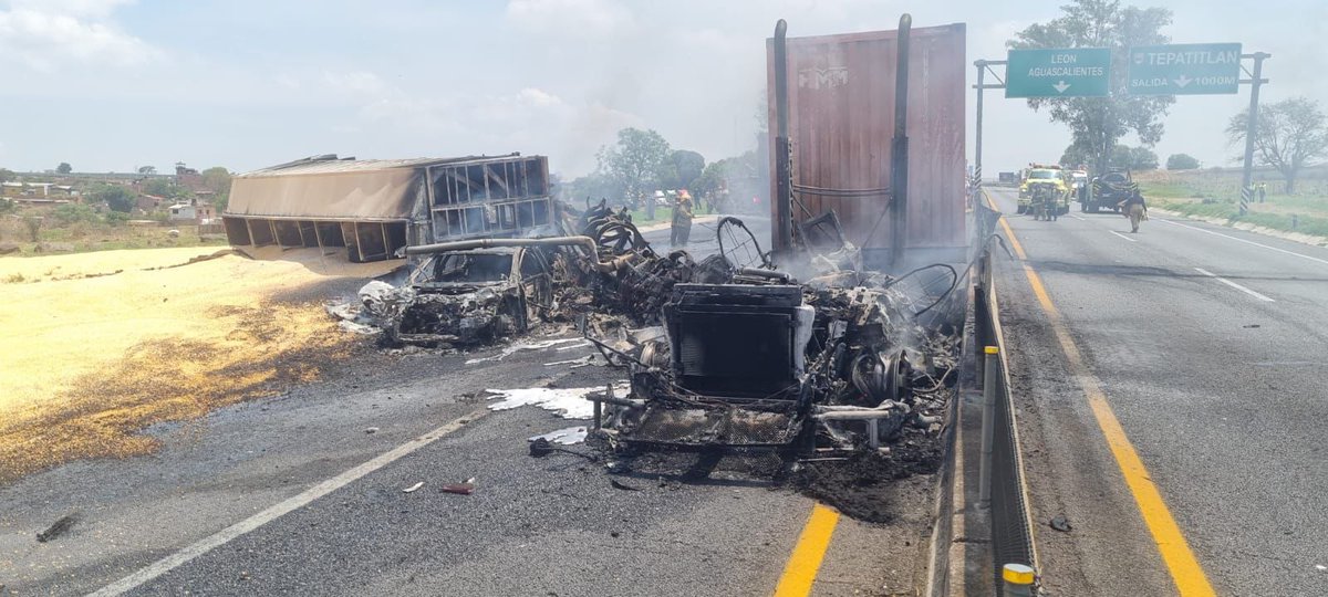 adnnoticiasmx's tweet photo. 🚨#AlertaADN

PC Jalisco (@PCJalisco) confirma un muerto y tres heridos por el choque entre tres vehículos pesados y uno compacto sobre la carretera Zapotlanejo-Lagos de Moreno, a la altura de Tepatitlán https://t.co/IkBGPgot58