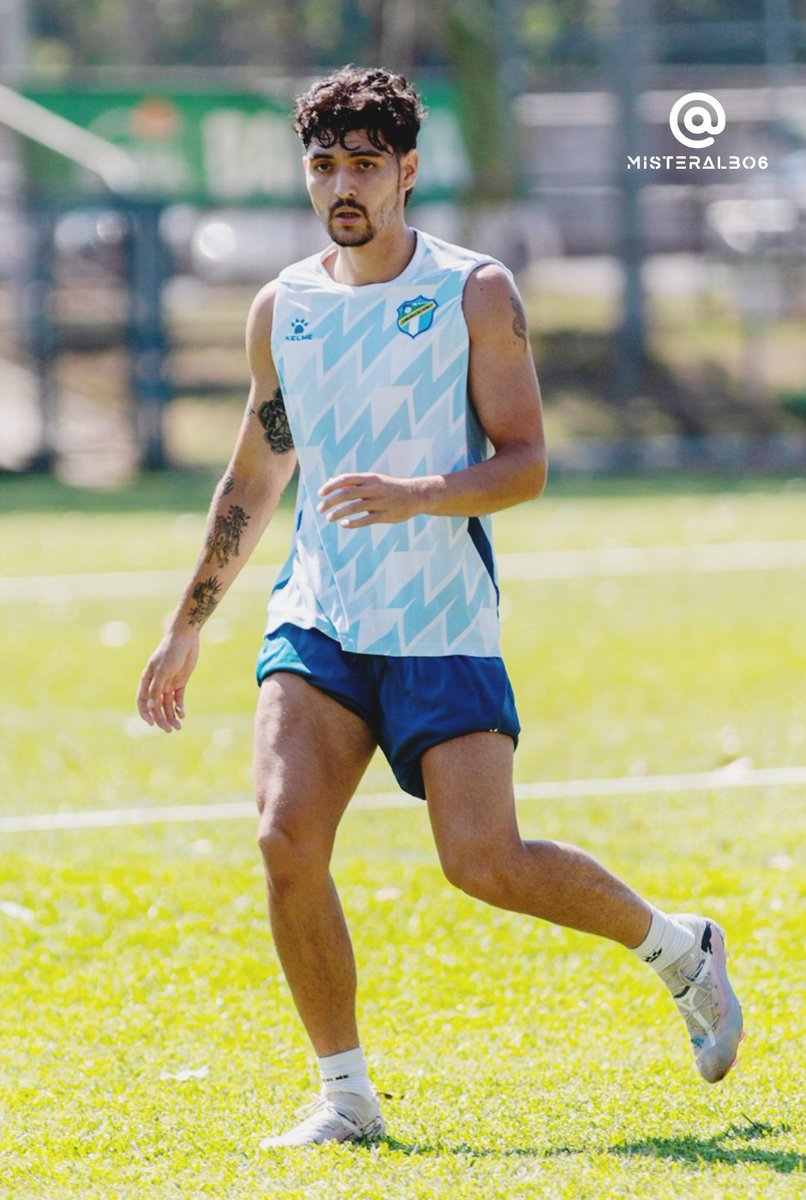 Lo tuvieron a prueba por meses, lo presentan por fin, no juega ni un minuto, lo echan. RIP JUAN GÓMEZ.