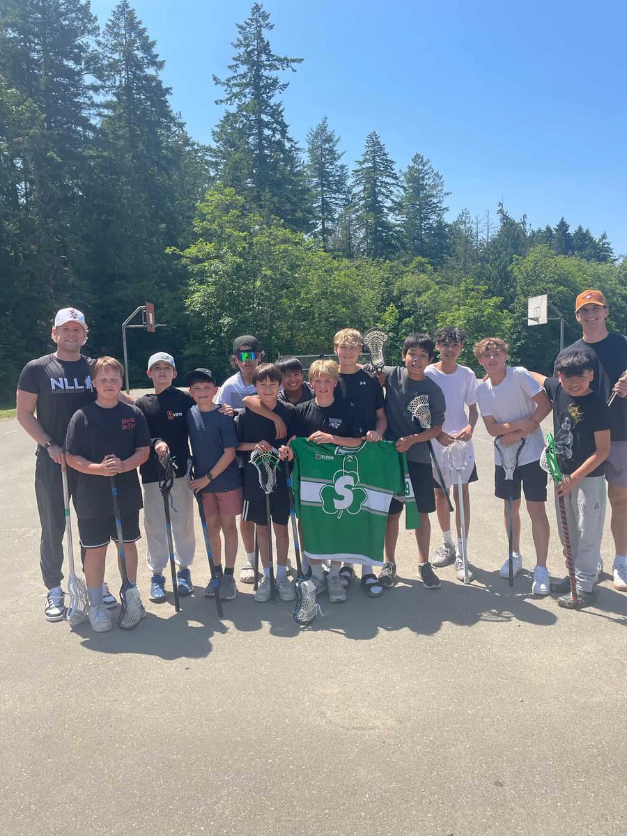 WLAShamrocks's tweet image. We were lucky to have Max Wilson welcomed to Bayside Middle School yesterday to throw the ball around with some students!

We also had a familiar face! Current Shamrock and Bayside Middle School teacher Ari Stevens was there to facilitate!

#shamrocksnation☘️ #75thanniversary