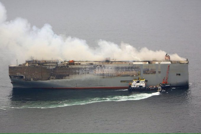 RAFAELCORTES1's tweet photo. El buque de carga con bandera China llamado Morning Midas que transportaba cerca de 3,000 vehículos eléctricos hacia México fue abandonado en pleno Océano Pacífico luego de registrarse un incendio.

El barco tenia como destino final el puerto de Lázaro Cárdenas, Michoacán.

La Guardia Costera de los Estados Unidos respondió a un incendio a bordo del buque de donde fueron rescatados 22 tripulantes al suroeste de Adak.

El humo se avistó saliendo de una cubierta del barco que es operado por la empresa china Zodiac Maritime.
de la que es dueño el multimillonario sionista, Eyal Ofer.
@SE_mx @GobMichoacan @SEDECO_Mich @EmbChinaMex @IsraelinSpanish