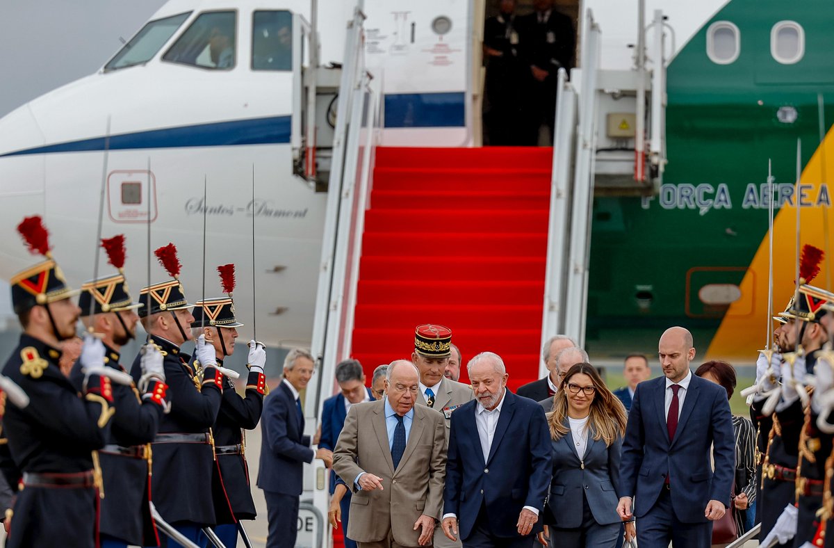 El presidente de Brasil, Luiz Inácio Lula da Silva, desembarcó este miércoles (4) en París para una visita de Estado por invitación de su homólogo francés, Emmanuel Macron. Los mandatarios tienen previsto firmar cerca de 20 acuerdos en materia de seguridad pública, educación,