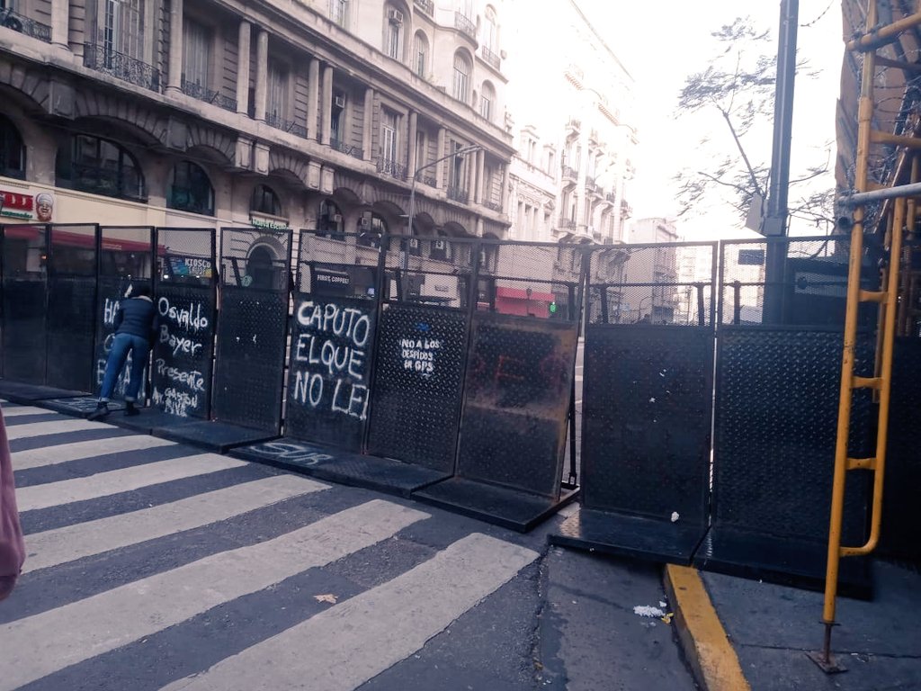 TotyFlores's tweet photo. A los jubilados, este gobierno los golpea, los estigmatiza, los silencia.
Pero son quienes construyeron este país y merecen respeto, no represión.
Mi apoyo está con ellos.
Con un presidente inhumano, #EstoTerminaMal https://t.co/qxVo9AYsK1