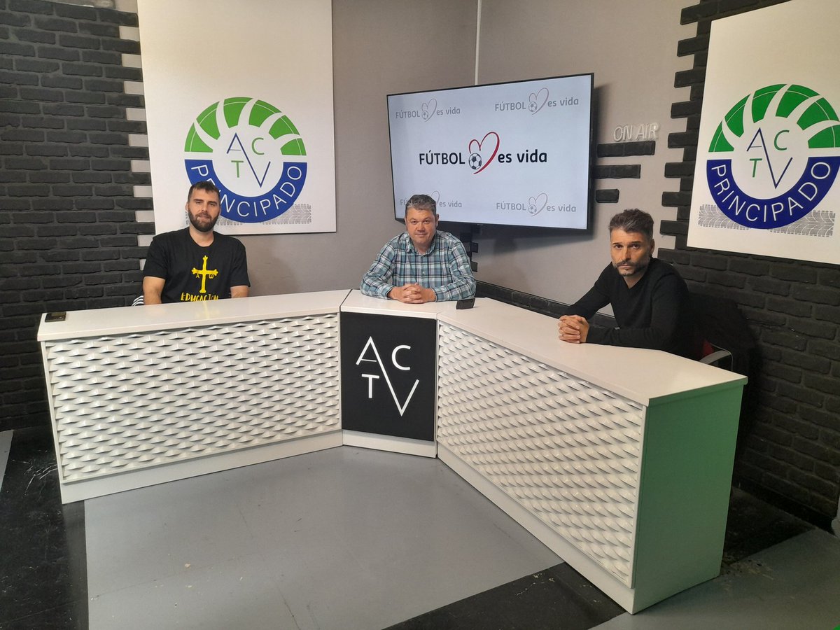 Con <a href="/PacoGranda/">Paco Granda</a> hoy estuvieron hablando del play off de Ascenso a 1a de <a href="/asturfutbol/">Real Federación de Fútbol Principado de Asturias</a> el míster del <a href="/ribadesellafc/">Ribadesella C.F</a> Íñigo Cortés y el míster del <a href="/SanClaudio_1967/">UD San Claudio</a> Berto Fontoria