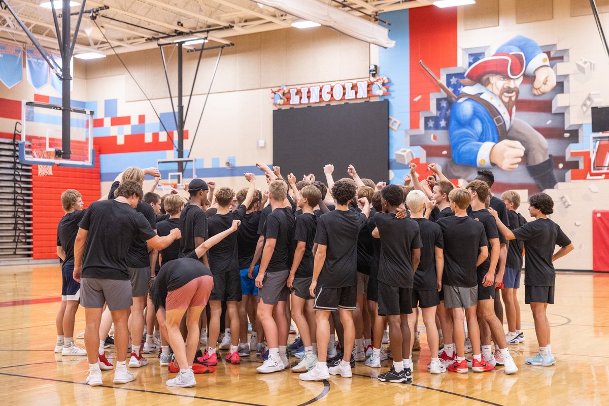 Final day of Patriot Camp! Over 150 kids packed the gym this week. Today we focused on being selfless! Caring more about the success of the team over individual accolades. Grateful for the awesome kids and families at Lincoln. The future is bright! #FAMILY #GoPats