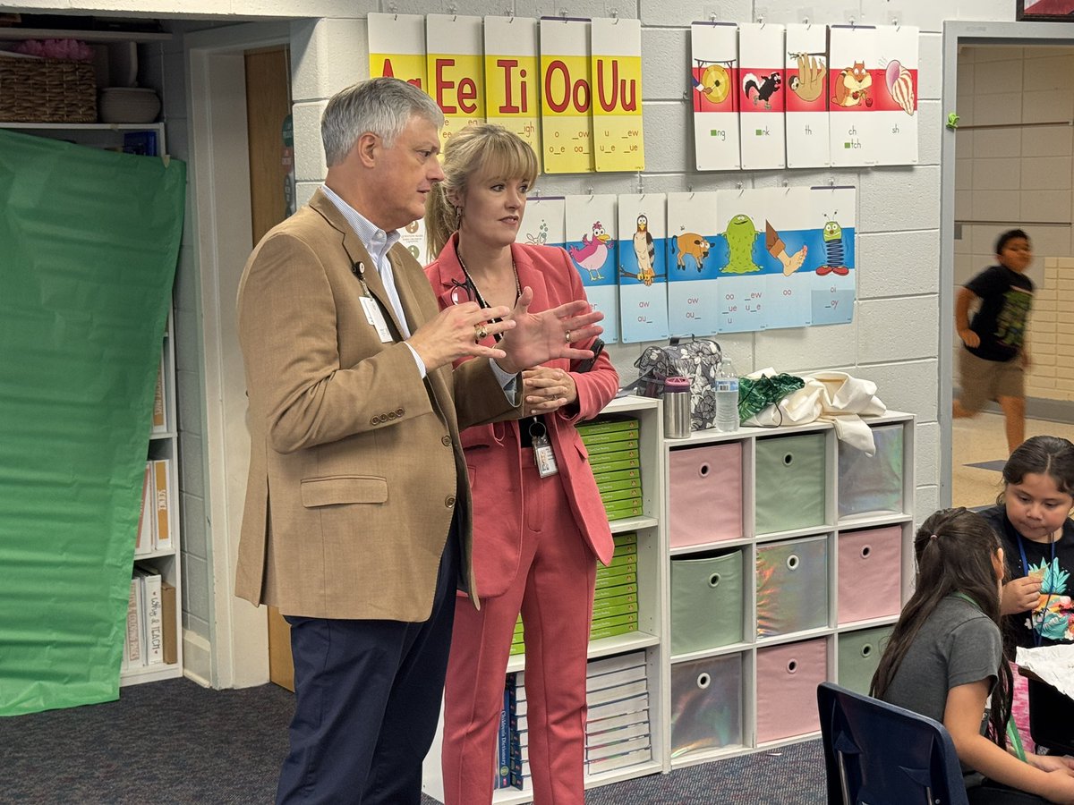 AlabasterSupt's tweet image. 🌞 Summer Learning is in full swing at MVES, TIS, and TMS! 📚
Dr. Amanda Wilbanks and I had a great time visiting classrooms and seeing the energy from our students, teachers, and staff. So proud of the work happening this summer! #BuildingChampions #SummerLearning